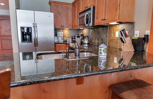 Kellogg Condo | Large Condo Full Kitchen - 2 Beds, Mtn Views, Hot tub, Sauna, on Bike Trail