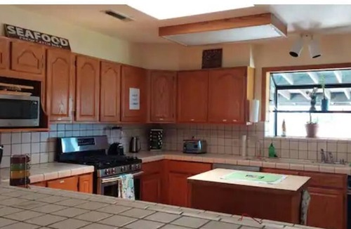 Lone Pine House | Large country home with 3 bed rooms and 3 baths.
