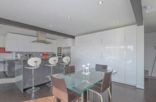 Camas Apartment | Large eclectic 1 BR above restaurant 15min to PDX