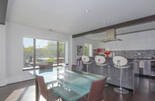 Camas Apartment | Large eclectic 1 BR above restaurant 15min to PDX
