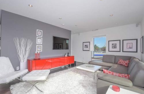 Camas Apartment | Large eclectic 1 BR above restaurant 15min to PDX