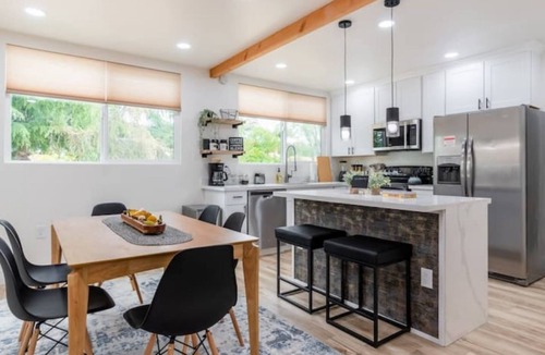 Concord House | Large families/friends group: 6 Bedroom w/3 Bathrooms and RV Parking