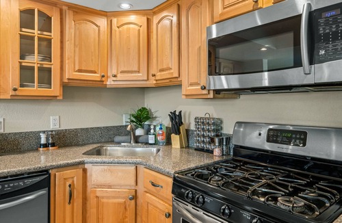 North Valley House | Large Family Home Minutes to the Beach & Shopping. Heated Pool/Spa & Pet Friendly!
