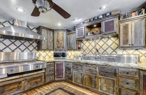 Kanab House | Large Group Stay Near Zion—Bryce—Grand Canyon—Sleeps 17–30 Hot Tub Sauna Yard