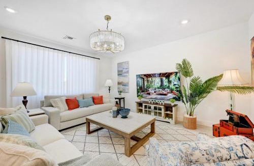 Sovana Villa | Large Group Stays! Spacious 6BR 8Beds Vacation Home Near Strip