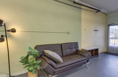 Oakridge Apartment | Large Loft-Style Studio in Uptown Oakridge