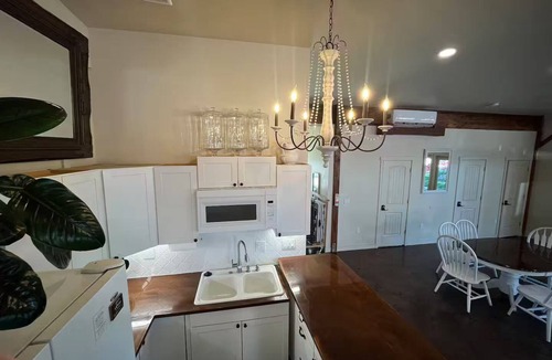 Nampa House | Large Retreats Gatherings Celebrations Beds for 18+ hot tub treehouse