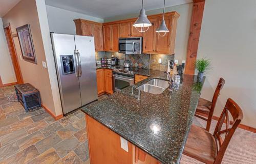 Kellogg Apartment | Large Studio Condo with Full Kitchen, Ski, Bike, Beautiful Balcony Views Hottub Fireplace