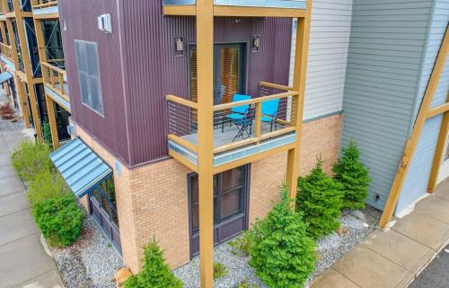 Kellogg Apartment | Large Studio Condo with Full Kitchen, Ski, Bike, Beautiful Balcony Views Hottub Fireplace