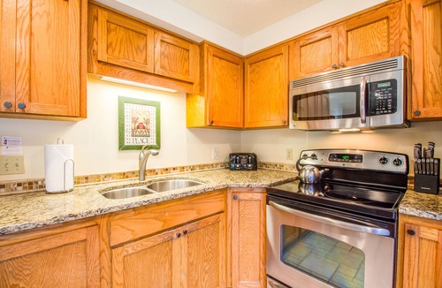 Sunriver House | LARK12 - Family Friendly Home - Ping Pong, Pool Table, Enclosed Deck, Hot Tub