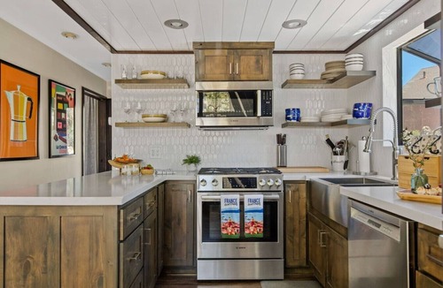 Boulder Bay Cabin | Larks Modern Nest Near Lake, Spa & Arcade