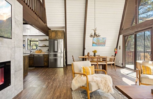 Boulder Bay Cabin | Larks Modern Nest Near Lake, Spa & Arcade