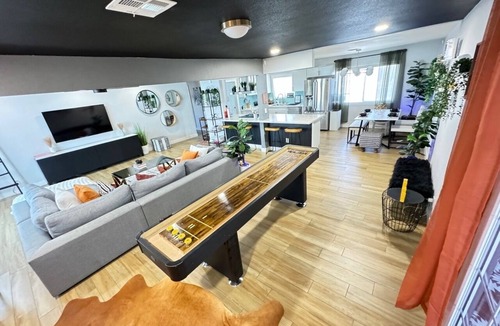 Winchester House | Las Vegas Getaway! Sleeps 10+ King Bed. Jacuzzi. Open Layout