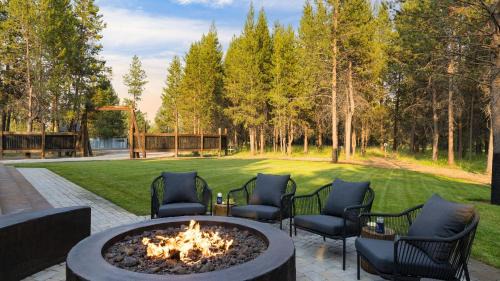 La Pine House | Lazy River Glamp-House by AvantStay