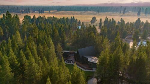 La Pine House | Lazy River Glamp-House by AvantStay