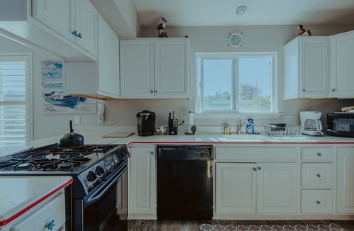 Baywood Park House | Light and airy sanctuary one block from the water