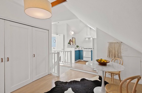 North Berkeley Apartment | Light-filled loft retreat in famed Gourmet Ghetto
