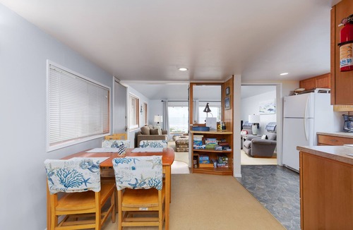 Newport Cottage | Lighthouse Lookout at Nye Beach * Ocean View