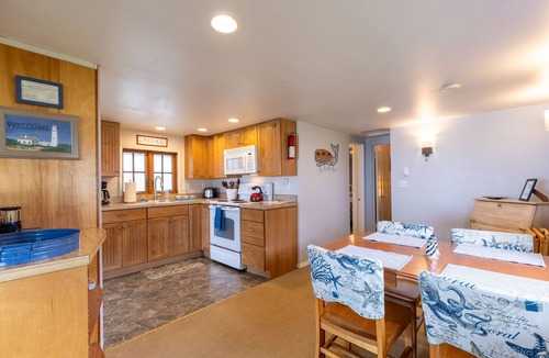 Newport Cottage | Lighthouse Lookout at Nye Beach * Ocean View