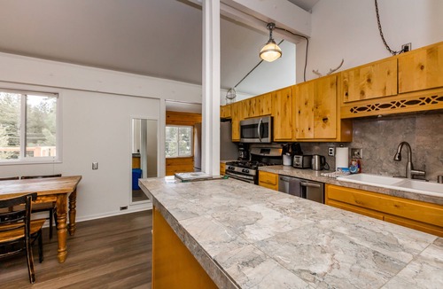 Truckee House | Lily Pad Modern w/AC! + Games, Smart TV's & HOA Amenities (Gym/HotTub/Sauna/Pool)