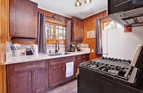 Big Bear Lake Cabin | Little Pines Couples Lakeside Cottage at Big Bear Lake