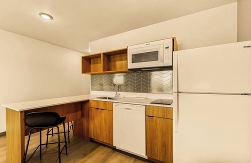 Glendale Hotel | LivAway Suites Phoenix-Glendale
