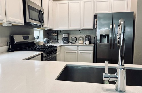 Sunset Farms House | Location Location! 5 Bed 3 Bath Home