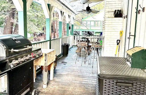 West Village Cabin | LOCATION, LOCATION, LOCATION! Charming West Village Cabin In Town- 2 Miles/Lake.