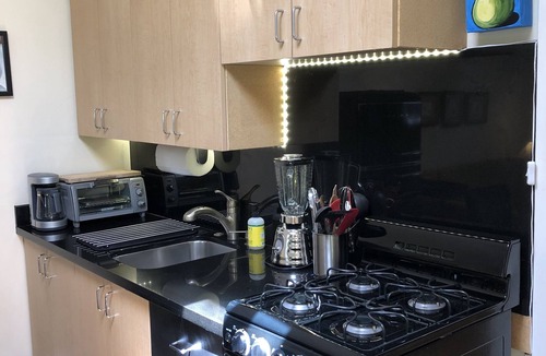 Picnic Valley Cottage | Location! Private Cottage, Quiet, Garden, Walk downtown