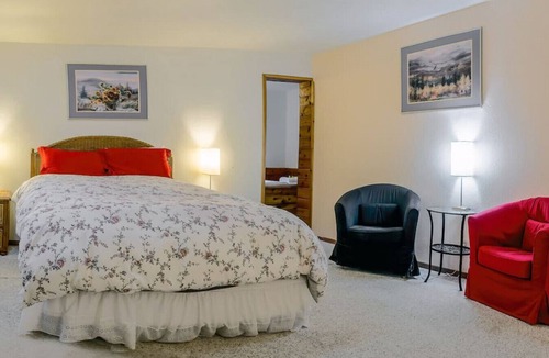 Ashland Hotel | Lodge Room 1 with Jacuzzi Tub at Green Springs Inn