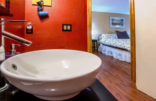 Ashland Hotel | Lodge Room 5 with Jacuzzi Tub at Green Springs Inn
