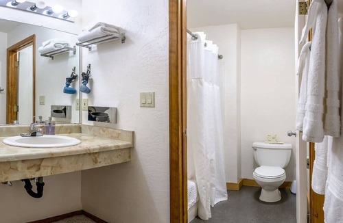 Ashland Hotel | Lodge Room 8 with Jacuzzi Tub at Green Springs Inn
