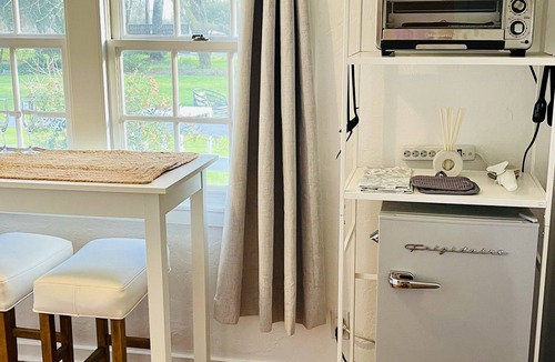 Victor Cottage | Lodi Winery Estate Cottage - Kitchenette, Pool, on Mokelumne River