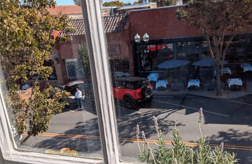 Burlingame Apartment | Loft apartment in charming downtown Silicon Valley. Restaurant Paradise.