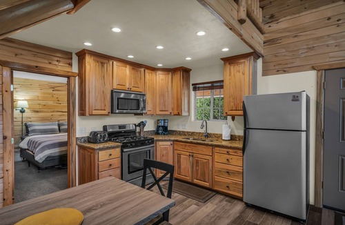 Orderville Cabin | Log Cabin Zion Retreat| Where Milky Way Meets Zion
