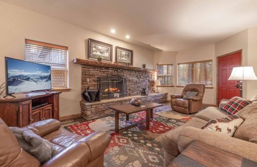 Summit Estates House | Log Haus Log cabin townhouse steps to the lake!