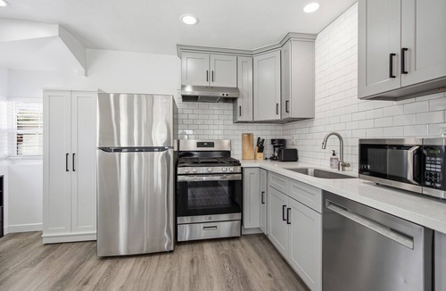 Bixby North House | Long Beach - Renovated 2BR - Full Kitchen + W/D - Monthly Stays