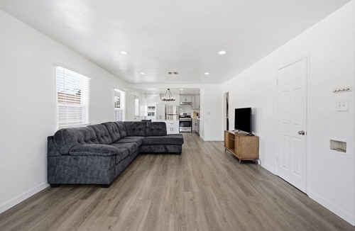 Bixby North House | Long Beach - Renovated 2BR - Full Kitchen + W/D - Monthly Stays