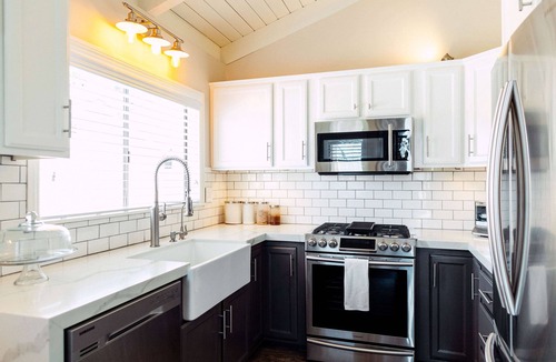 Corona del Mar Cottage | Long Term Only Modern Beauty, Private Yard & BBQ, Blocks from the Beach