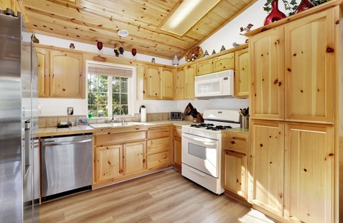 Whispering Forest Cabin | Lookout Lodge Family Chalet at Big Bear w/Games