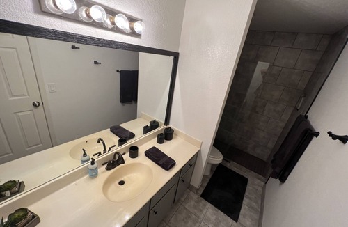Laughlin Condo | Lovely 1 bed 1 bath just 3.5 miles from casino!