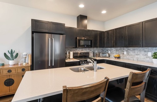 Boyd Acres House | Lovely 2 bedroom townhome with pool, AC & fitness room in popular Bend, Oregon.