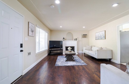 Raisin House | Lovely 3-bedroom house with AC/Heater in Fresno