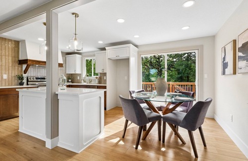 Orchards House | Lovely 5-bedroom house in fantastic Vancouver neighborhood with AC
