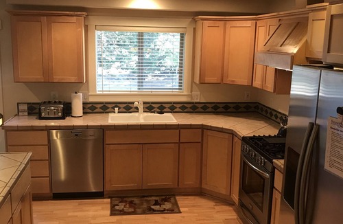 Sunriver House | Lovely 5 BR Home! Large Deck and Yard + Hot Tub + Pool table +12 SHARC Passes