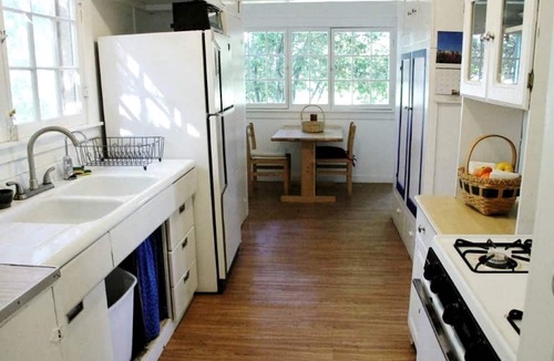 Geyserville Cabin | Lovely Cabin Retreat Ideal for Romantic Escape in Geyserville, California