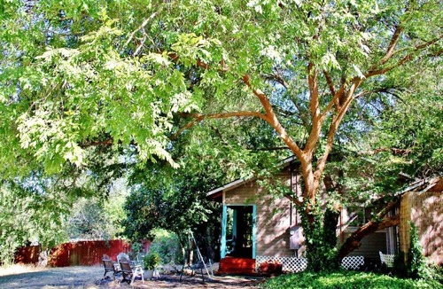 Geyserville Cabin | Lovely Cabin Retreat Ideal for Romantic Escape in Geyserville, California