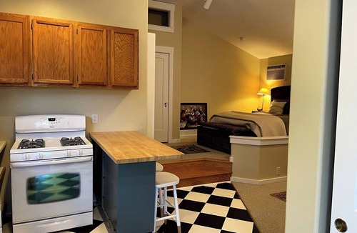 Freestone Apartment | Lovely guesthouse in Sebastopol, walk to town