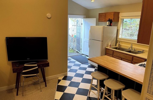 Freestone Apartment | Lovely guesthouse in Sebastopol, walk to town
