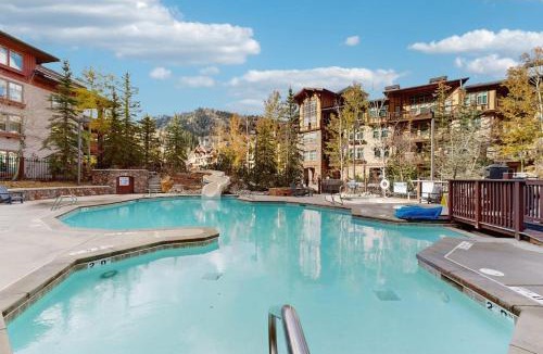 Salt Lake Mountain Resorts House | Lovely mountain-view condo with shared hot tub pool & more - walk to lifts